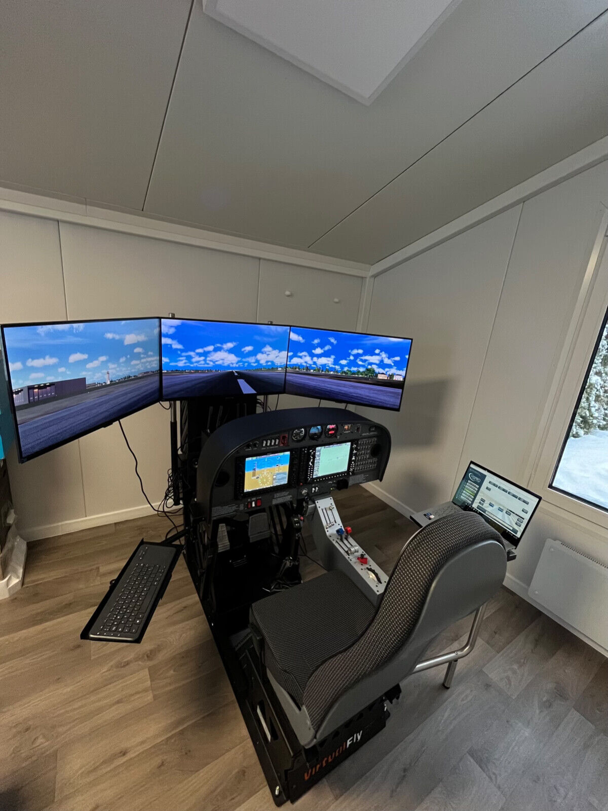 Diamond D-40 flight simulator